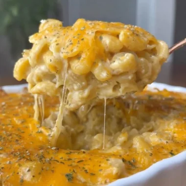 Delicious Buffalo Mac and Cheese topped with breadcrumbs and served hot.