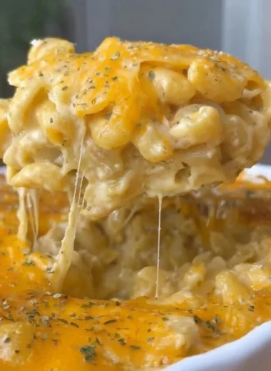 Delicious Buffalo Mac and Cheese topped with breadcrumbs and served hot.