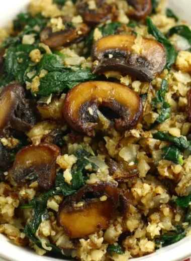 Mushroom and spinach sautéed with cauliflower rice for a healthy meal